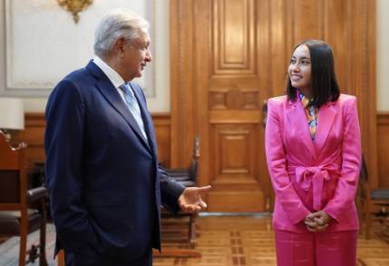 AMLO  recibe en Palacio Nacional a la astronauta mexicana Katya Echazarreta 