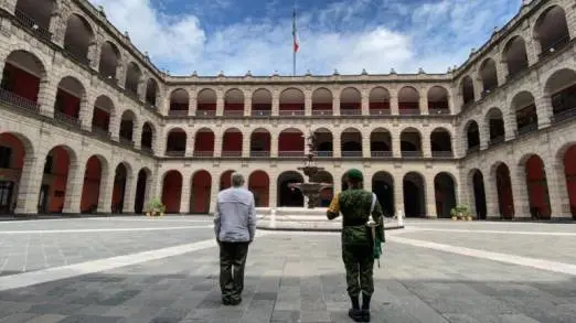 Presidente rinde homenaje a víctimas de COVID-19 y reconocimiento al personal de salud
