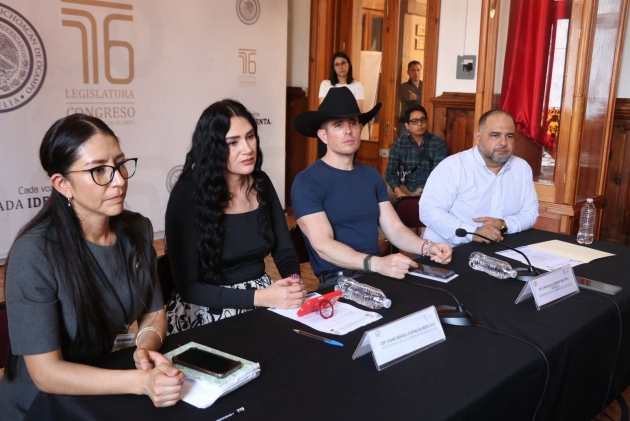 Diana Espinoza refrenda su compromiso con la educación y atiende a integrantes de Unidad Magisterial 