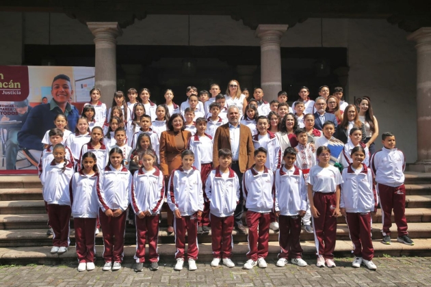 Reconoce Ramírez Bedolla Bedolla el talento estudiantil, entrega laptops a los 52 ganadores de la Olimpiada del Conocimiento Infantil 2026