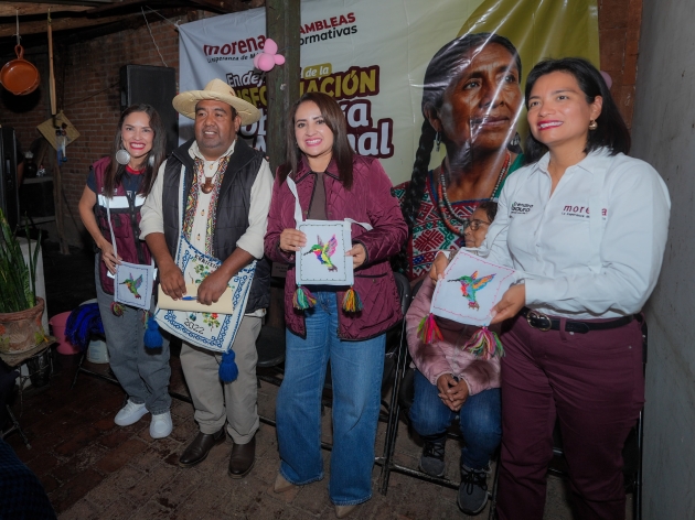 Gladyz Butanda teje comunidad con artesanas de punto de cruz de San Francisco Uricho 