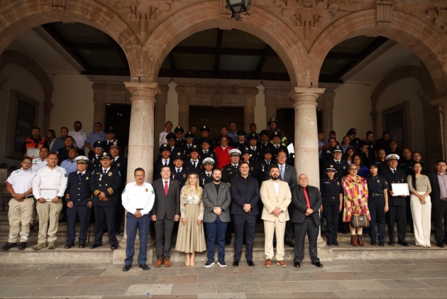 El Dip.  Vicente Gómez Núñez Reconoce a bomberas y bomberos en su día 