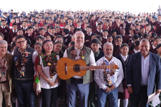 Alfredo Ramírez Bedolla fortalece la educación con entrega de 10 mil guitarras de Paracho a Secundarias