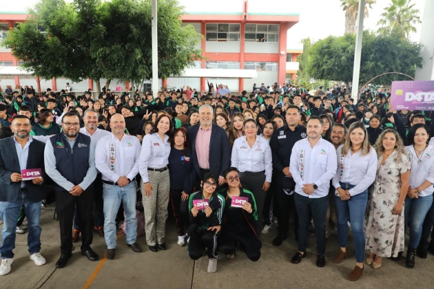 El Gobernador de Michoacán Alfredo Ramírez Bedolla Entrega Chips D4TA datos gratis a estudiantes del Cecytem en Morelia