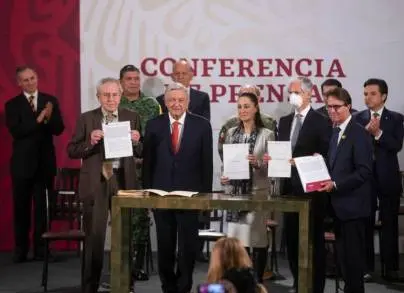 AMLO atestigua firma de convenio con Fundación Teletón
