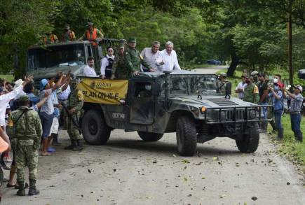 El Presidente de México supervisa en Tabasco acciones para atender a damnificados por inundaciones