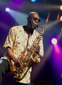 Manu Dibango el legendario  Saxofonista y Cantante de Soul&Jazz Muere a los 86 Años a Causa de COVID-19