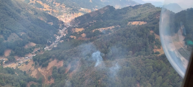 Por aire y tierra atienden incendio forestal en Angangueo 