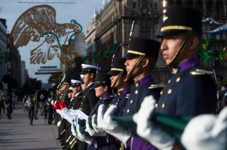 AMLO propone tregua por la paz en desfile del 212 Aniversario de la Independencia 