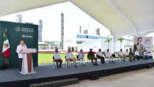AMLO reafirma compromiso de rescate de la industria y autosuficiencia en 84 Aniversario de la Expropiación Petrolera 