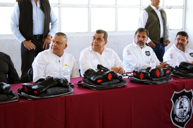 Entregan uniformes y equipo táctico a elementos de seguridad y custodia  