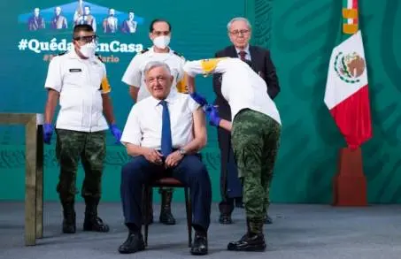 AMLO se vacuna contra COVID-19; llama a personas adultas mayores a protegerse 