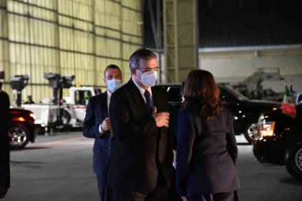 Kamala Harris Arriba en México para tratar temas de Migración y Economía con AMLO, la recibe el Canciller Ebrard 