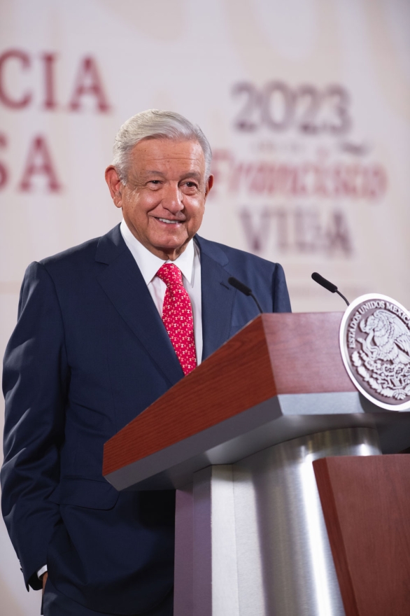 AMLO propone escuchar opinión del pueblo sobre libros de texto  