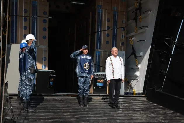 AMLO constata arribo a Acapulco de enseres domésticos provenientes de China para familias damnificadas