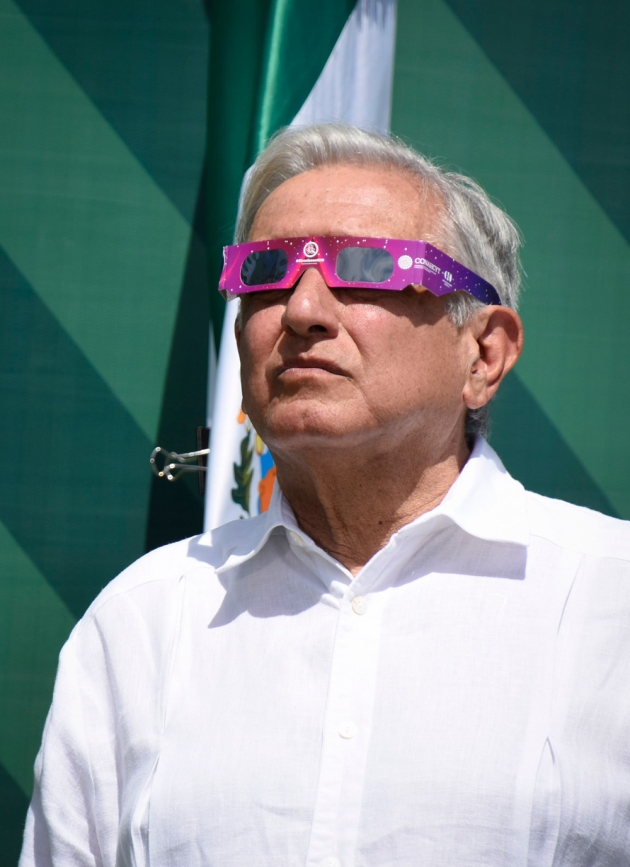 AMLO atestigua eclipse solar total en Mazatlán; es un privilegio vivir para contarlo, asegura 