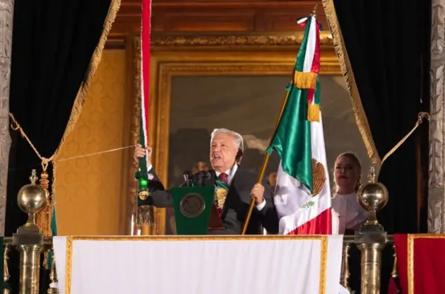 AMLO dedica a Migrantes y al Amor Arenga el Grito de Independencia 