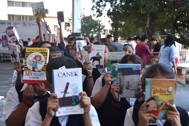 Entregan más de 3 mil libros de Jalo por la Lectura 