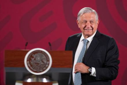 AMLO Aclara suficiencia en medicamentos para VIH y refrendan compromiso de atención a mujeres con cáncer de mama