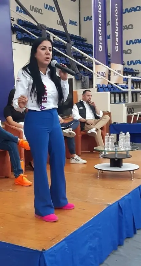 Becas, apoyos para el deporte y la cultura ofrece Gisela Vázquez a jóvenes de la UVAQ  