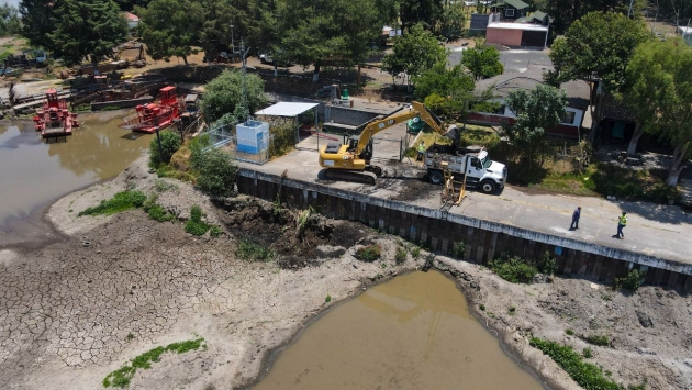 Maquinaria pesada retira azolve en el lago de Pátzcuaro 