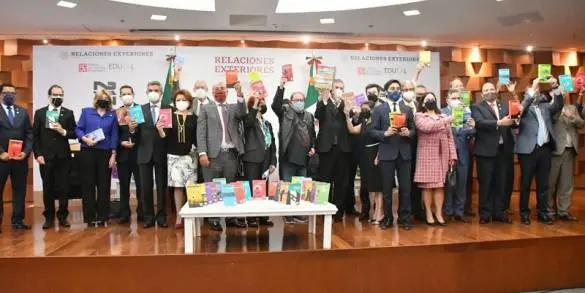 Cancillería y FCE llevan letras mexicanas al exterior 