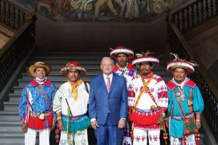 AMLO recibe en Palacio Nacional a autoridades Wixárikas; la Federación ayuda a solucionar conflictos Agrarios 