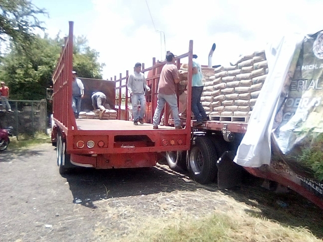 Sader entrega cemento a productores cañeros para obras para sus cultivos 