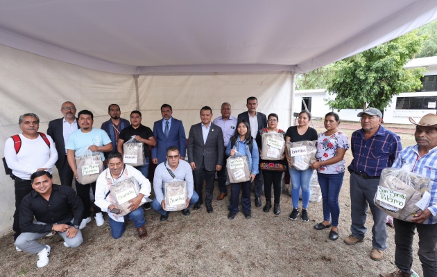 Entrega Gobierno estatal uniformes a kuarichas de autogobiernos 