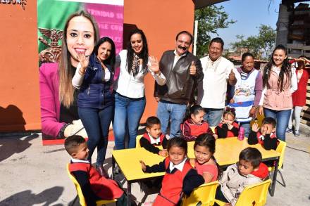 Entrega IIFEEM mobiliario en escuelas de Zamora