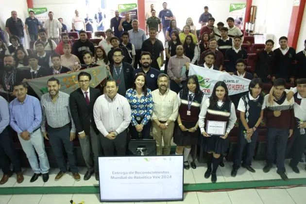 Reconocen a estudiantes del Cecytem por participación en Mundial de Robótica 