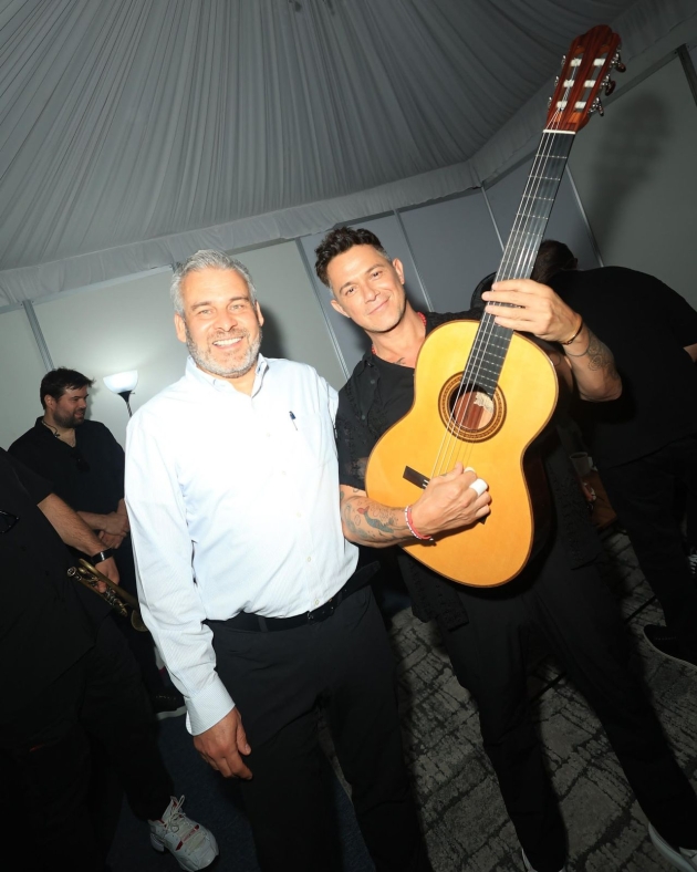 Regaló Alfredo Ramírez Bedolla guitarra de Paracho a Alejandro Sanz   