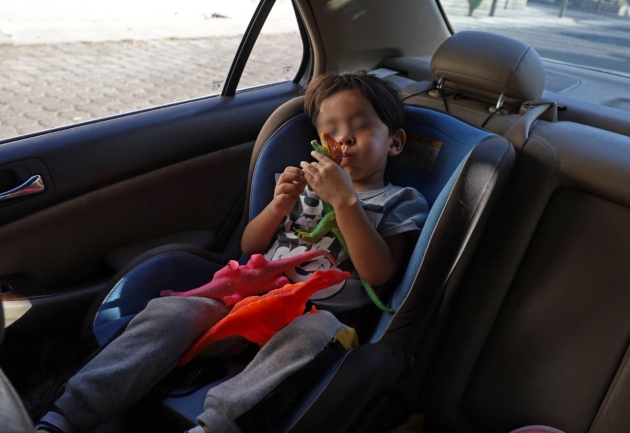 Estos son los peligros de dejar a niñas y niños dentro del auto 