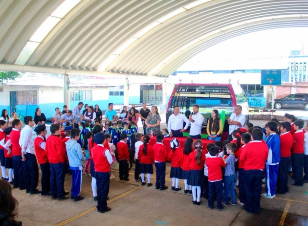 Niñas y niños de Uruapan conocen en escuelas cómo será la cabina del teleférico 