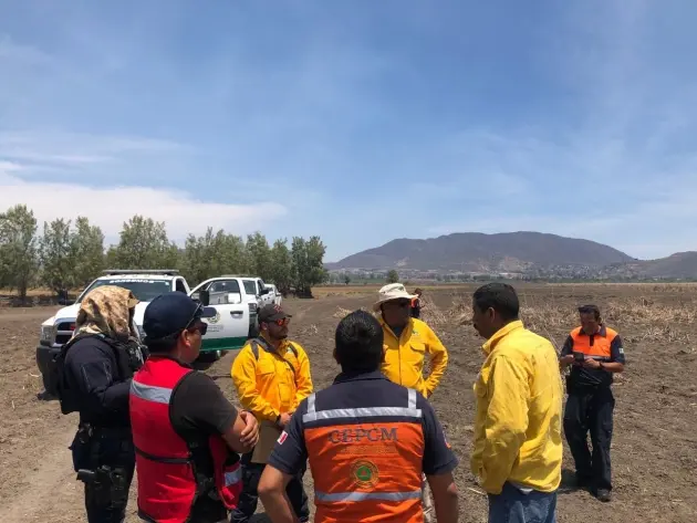 Brigadas atienden incendio de tule en Santa Ana Maya 