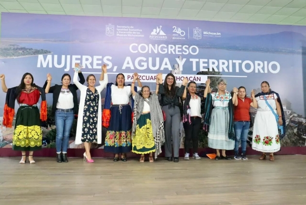 Mujeres indígenas exponen trabajo en defensa del lago de Pátzcuaro 