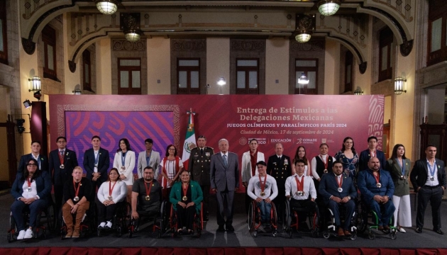 Presidente López Obrador entrega estímulos a delegaciones participantes en París 2024 