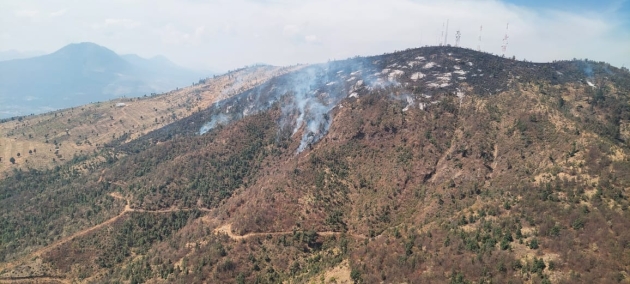 Sobrevuelan incendio forestal en Purépero y Zacapu; brigadas atienden por tierra 