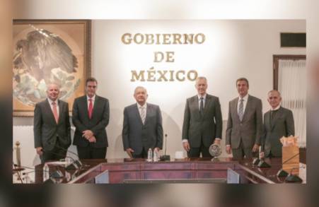 AMLO dialoga con directivos de Coca-Cola en Palacio Nacional