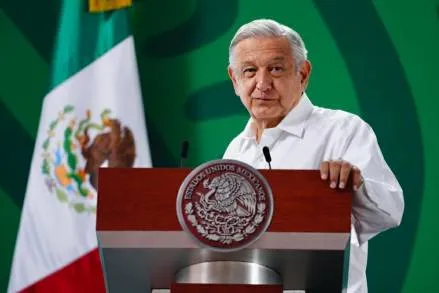 AMLO celebra asistencia a consulta ciudadana; es el inicio de la democracia participativa, asegura. 