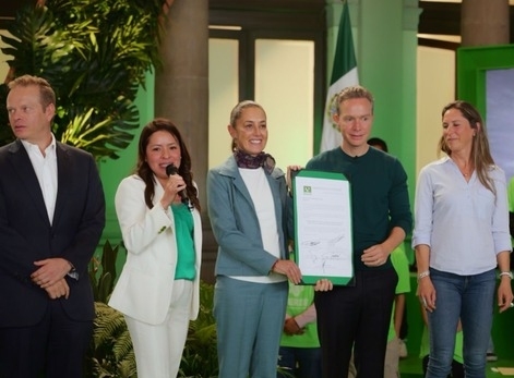 Claudia Sheinbaum recibe constancia como candidata del PVEM a la Presidencia de México 