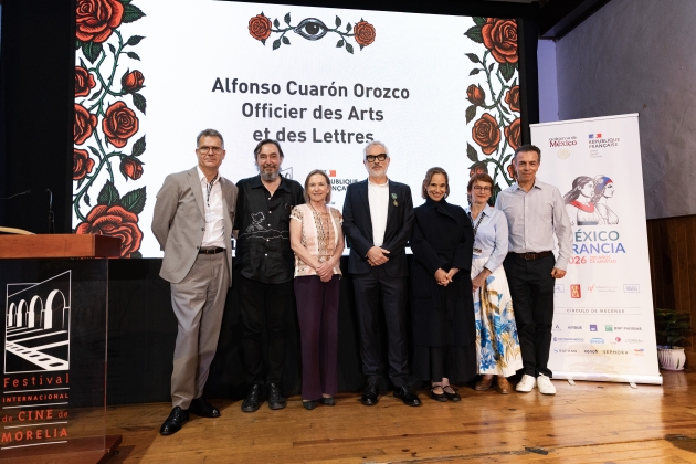 Alfonso Cuarón, condecorado con la insignia de Oficial de la Orden de las Artes y las Letras por la Embajada de Francia en México en el 24° FICM 