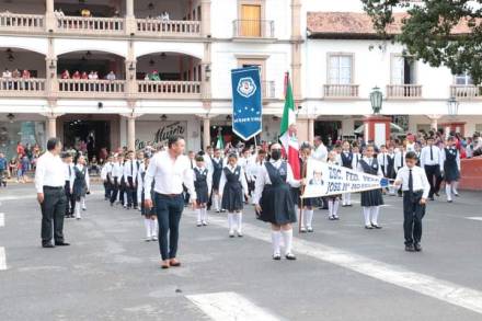 El grito de Independencia y el Desfile Cívico  vuelven a reunir a familias apatzinguenses. 