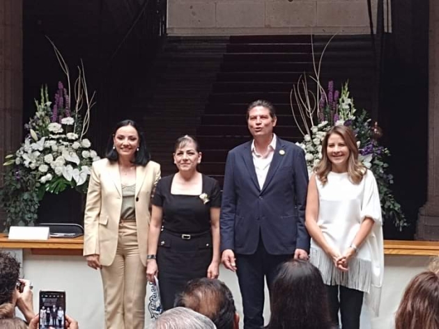 Se la Presea Amalia Solórzano Bravo a Guadalupe de Los Ángeles Torres Garibay  
