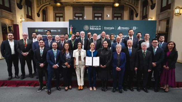 Claudia Sheinbaum firma acuerdo histórico con gasolineros para establecer en 24 pesos el precio de la Magna 