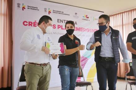 Entrega Carlos Herrera créditos emergentes por más de 1 mdp en Sahuayo