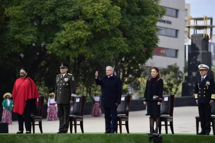 AMLO conmemora 110 Aniversario de la Revolución; Cuarta Transformación se llevará a cabo por la vía pacífica y democrática, afirma