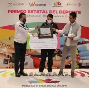 Joven Ãngel David Alvarado Santín premio Estatal al Deporte en Michoacán