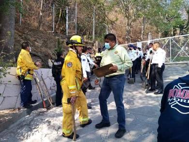 Brigadas de Bomberos y Voluntarios Continúan Mitigando el Incendio en Santa Maria. 