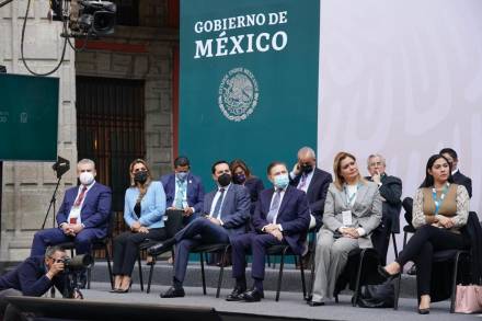 Asiste Alfredo Ramírez Bedolla al informe de actividades de Zoé Robledo, director del IMSS 